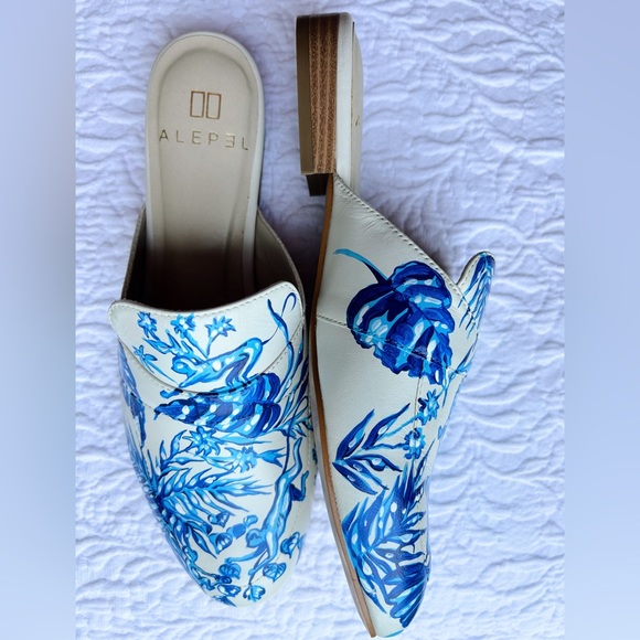 EUC Alepel Blue and White Hand Painted Chinoiserie Mules, Size 7 - Picture 3 of 7